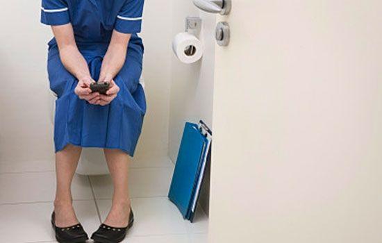 不管男女,尽量少在卫生间这样做,长寿可能慢慢靠近你