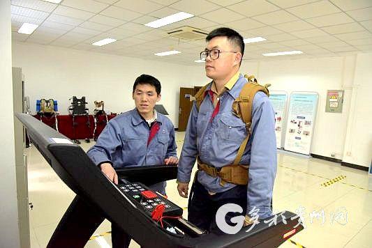 机器人|穿上他研发的机器人秒变“大力士”