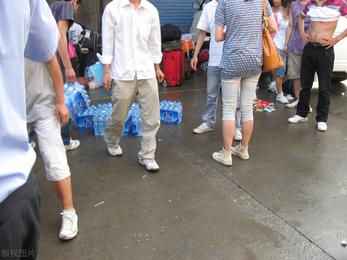 家政|打工人为何选择“躺平”?招聘套路下,人事和劳务中介里应外合