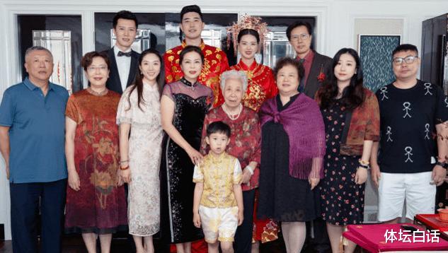 赵丽颖|张常宁13口全家福！50岁妈妈美如关之琳，大哥高有2米，嫂子颜值高