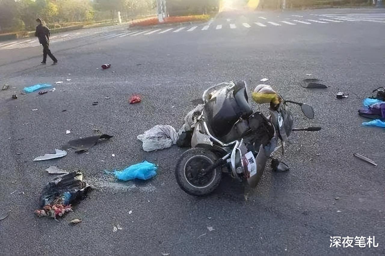 北京昌平,摩托车加速抢绿灯撞飞2辆闯红灯电动车,致3人严重受伤