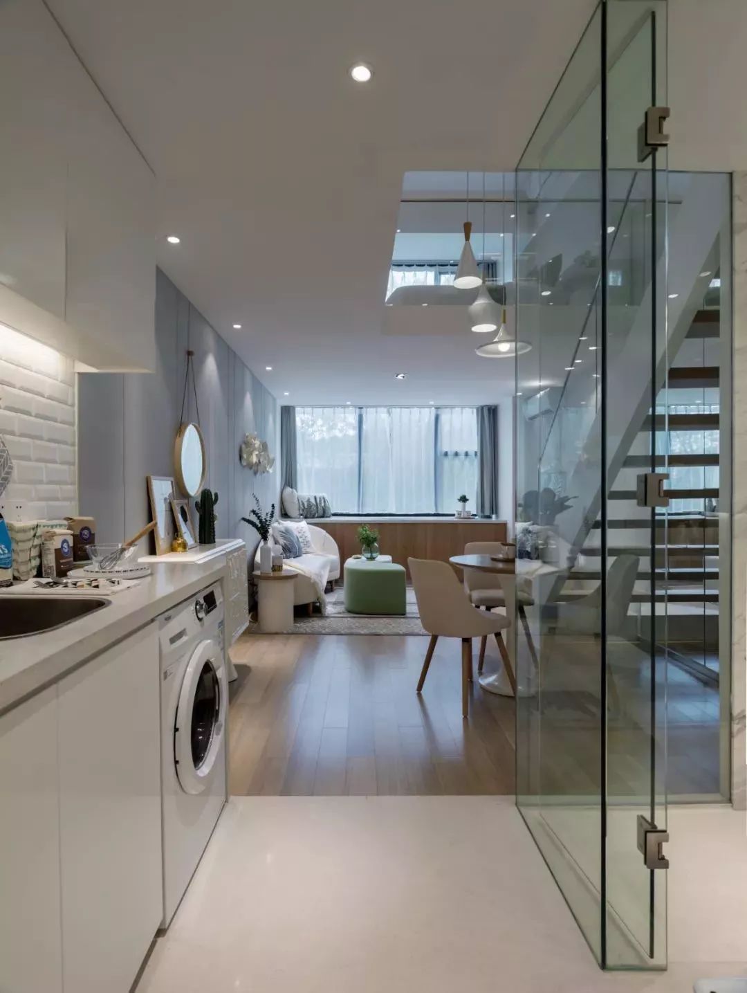 61㎡的loft复式,不仅有宽敞书房,二层卧室还有超大落地窗,完美