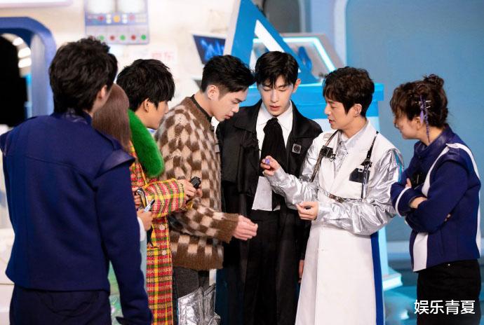 张若昀|张若昀成游戏王者，邓伦变高冷阔少，杨蓉成了“不秃头”程序员