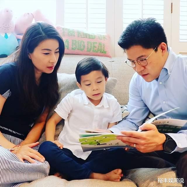 霍启刚|霍英东去世16周年！霍启刚携长子祭拜，霍中曦手持花束凝神注视