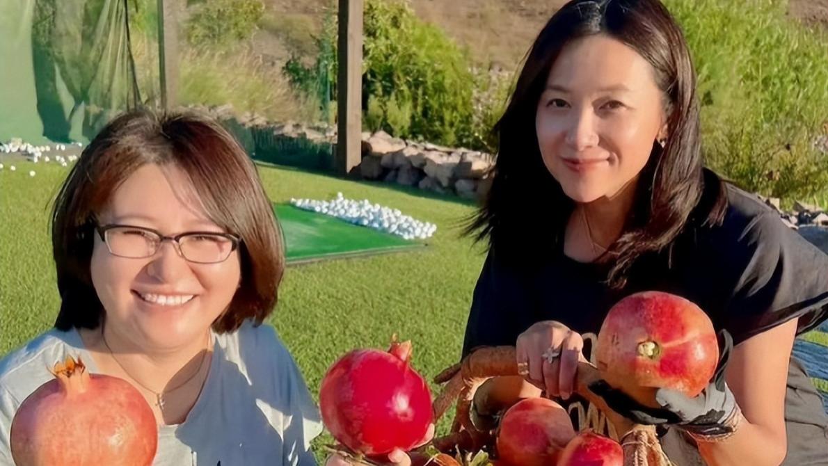 徐静蕾|徐静蕾带父母游美国！穿着宽松小腹凸起孕味足，48岁素颜好真实