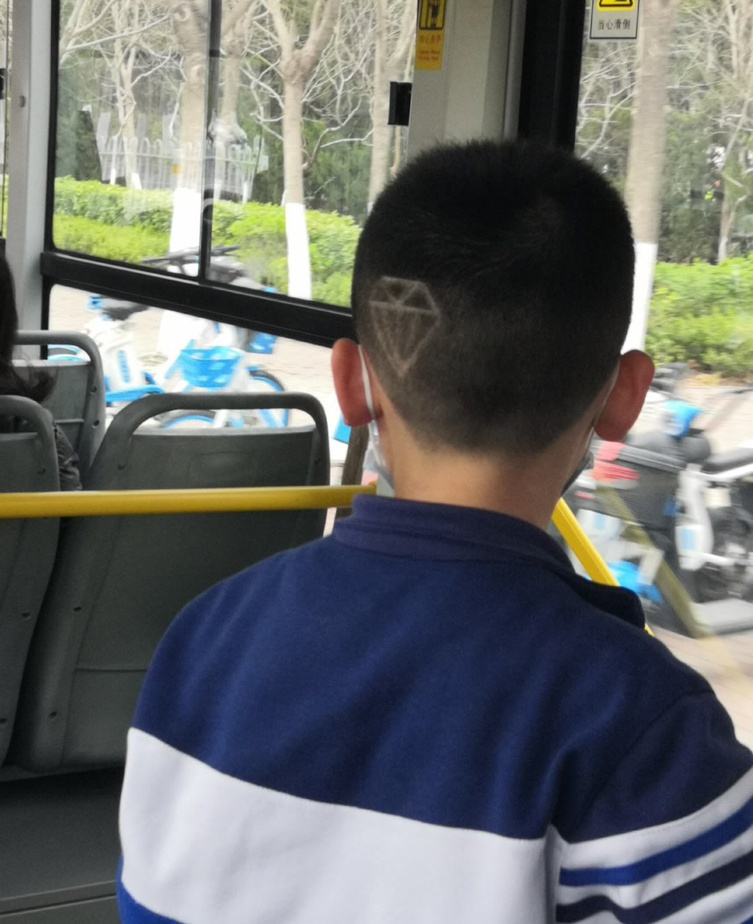 发型 8岁小男孩留什么发型酷?齐刘海短发很斯文,头发上做个笑脸很潮.