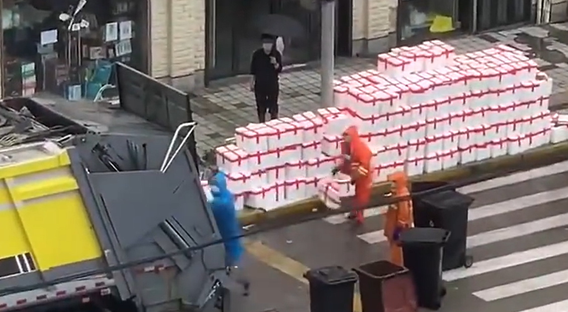 赵丽颖|赵丽颖捐赠物资疑似被丢垃圾车！泡沫箱摆路边，水果蔬菜散落一地