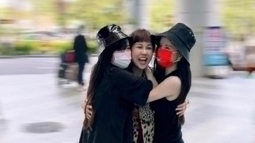 amc|时隔3年才回家 BY2和妈妈机场落泪相拥