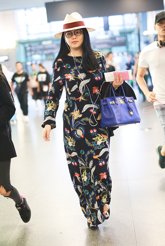 李湘|李湘才是胖得很有韵味，肉都长对了地方，穿印花长裙优雅不显胖