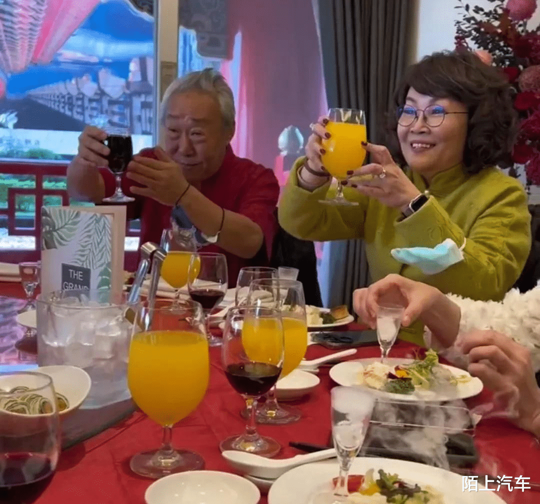 郝邵文|33岁童星郝劭文大婚，5桌宾客满座，7岁继女终于改口