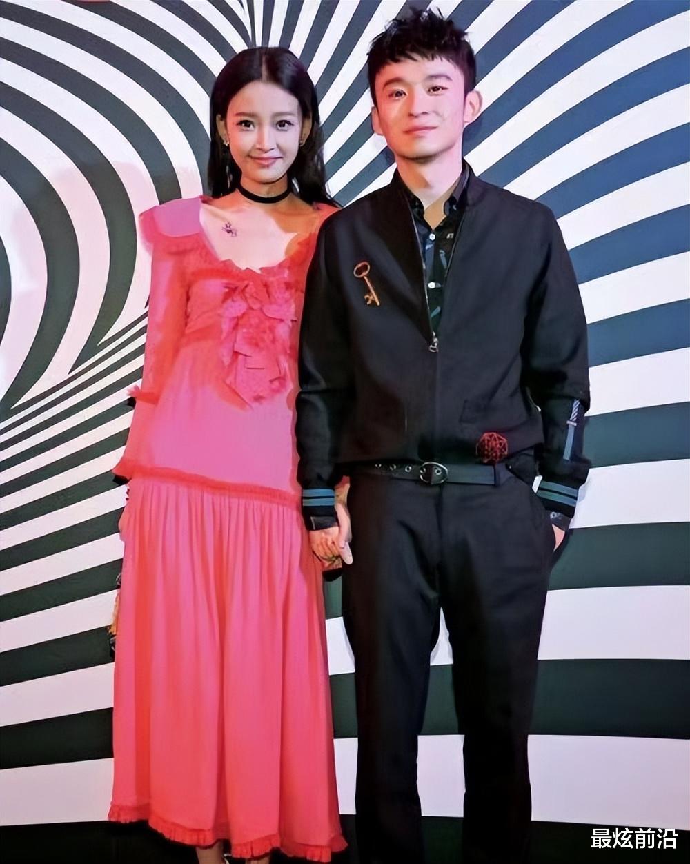 董子健携孙怡亮相，孙怡一袭粉裙少女感爆棚，不愧是京城太子妃