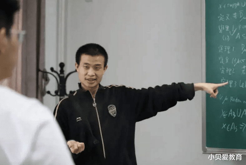 韦东奕 托尼老师为韦神设计“新发型”，气质一下子上来了，妥妥的大帅哥