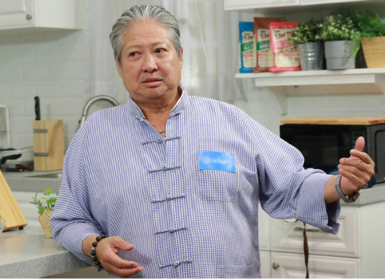 洪金宝|洪金宝的女儿38岁未嫁，看到照片才明白，这谁敢娶？