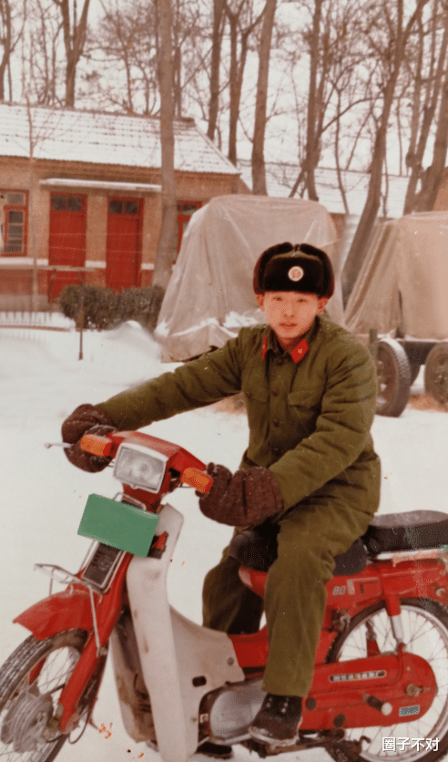 岳云鹏|邵峰：从炊事员到9登春晚的笑星，感谢妻子陪伴，风光背后有泪水