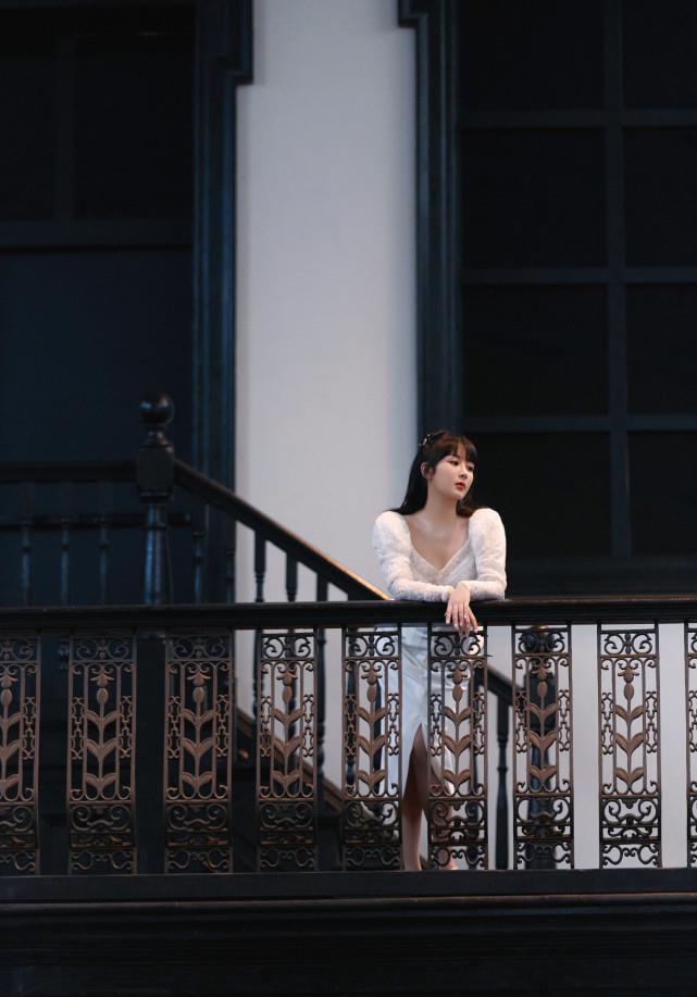 杨紫|杨紫晒照甜美可爱似少女，窈窕身材惹人羡，纤细美腿超抢镜