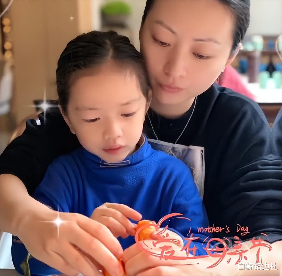 温兆伦|57岁温兆伦罕秀恩爱！小20岁三婚妻子颜值高，素颜状态仍旧惊艳