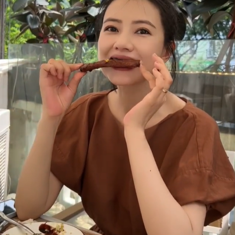 高圆圆|高圆圆吃羊排行为过于豪迈!大快朵颐不顾形象,颠覆大众认知