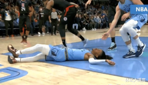 温州|NBA肮脏犯规！莫兰特被推腰打脸拉胳膊，摔在地上，肇事者被直接驱逐