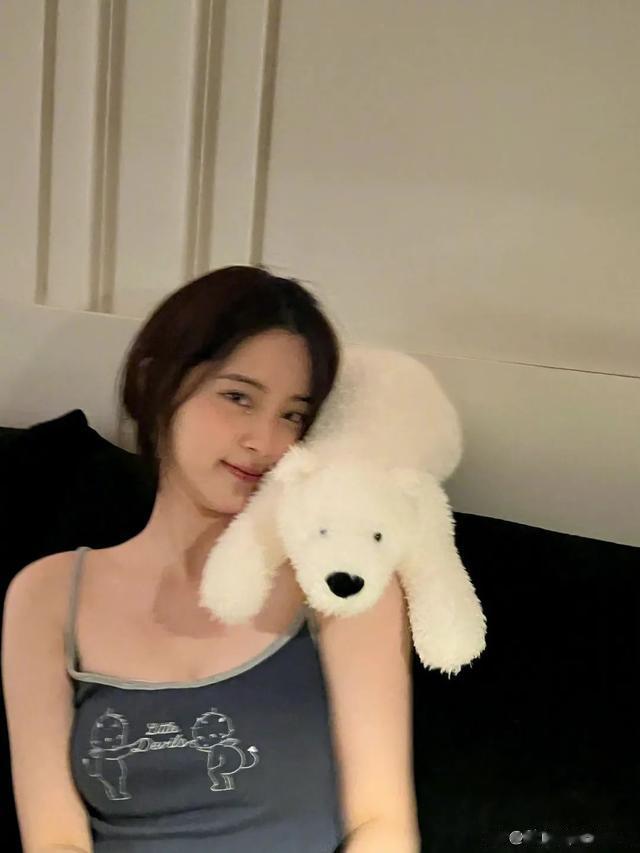 欧阳娜娜 想要暖暖的氛围感，当然要看欧阳娜娜啊