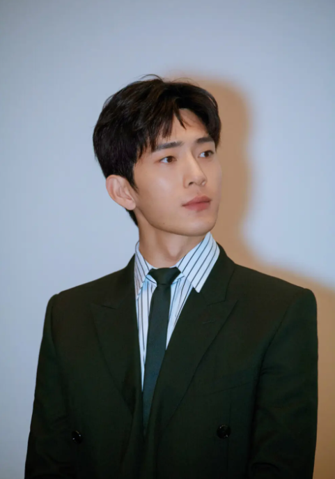 井柏然|井柏然：出生28天被弃，靠60岁奶奶捡破烂养大，火后选择原谅父母