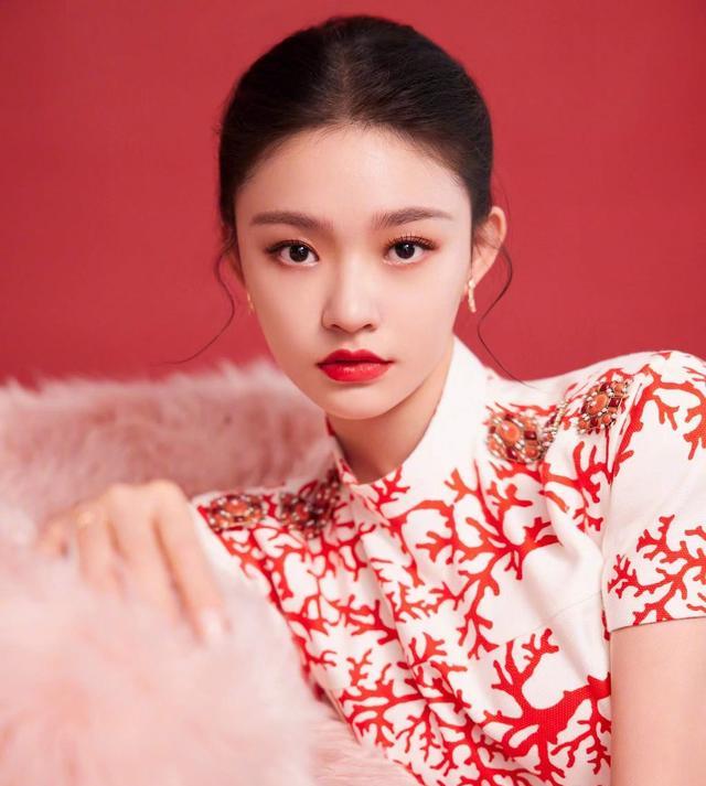 林允|林允真是越发迷人了，穿改良旗袍亮相央视元宵晚会，美得精致典雅