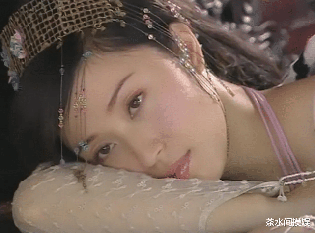 景甜|同样头顶“网兜”,贾静雯经典、邓萃雯毁形象,刘诗诗景甜太累赘