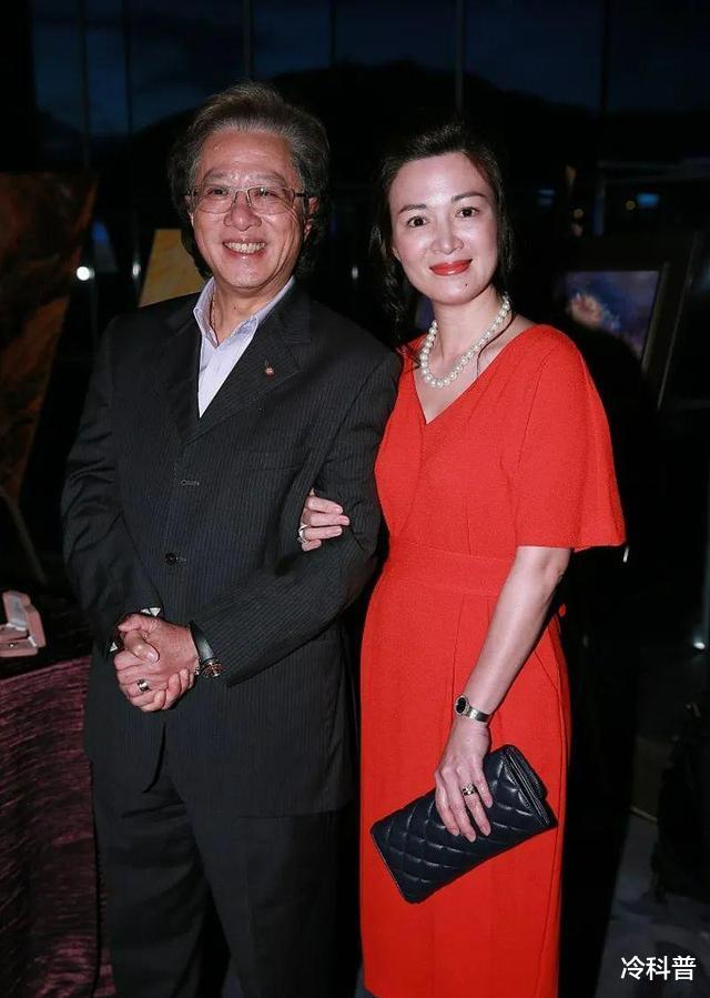 陈少霞|45岁陈少霞近照曝光！晒翡翠钻戒尽显贵气！再婚成8亿贵妇