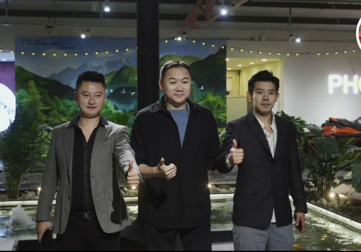 黄渤|高虎与黄渤姐姐聚会，头发稀少身材壮实，近照胖出双下巴