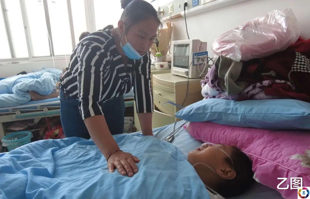 女孩出生患破伤风,抢救一个月才出院,后遗症让全家陷入困境