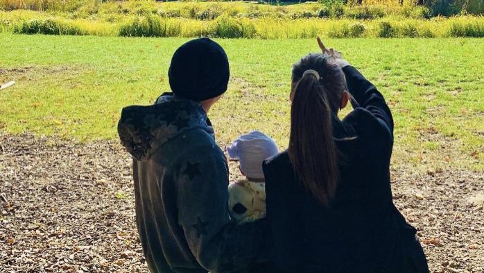 周杰伦|周杰伦晒一家三口看风景，小女儿五个月大坐姿笔挺，儿子帅气比耶