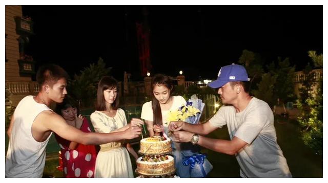 关晓彤|陈都灵晒照为关晓彤庆生，7年前因左耳相识，如今同框被质疑不熟