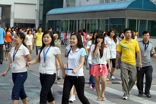 深圳小伙伪装成\中介\,3年杀害14名打工妹,后因气质太猥琐被捕