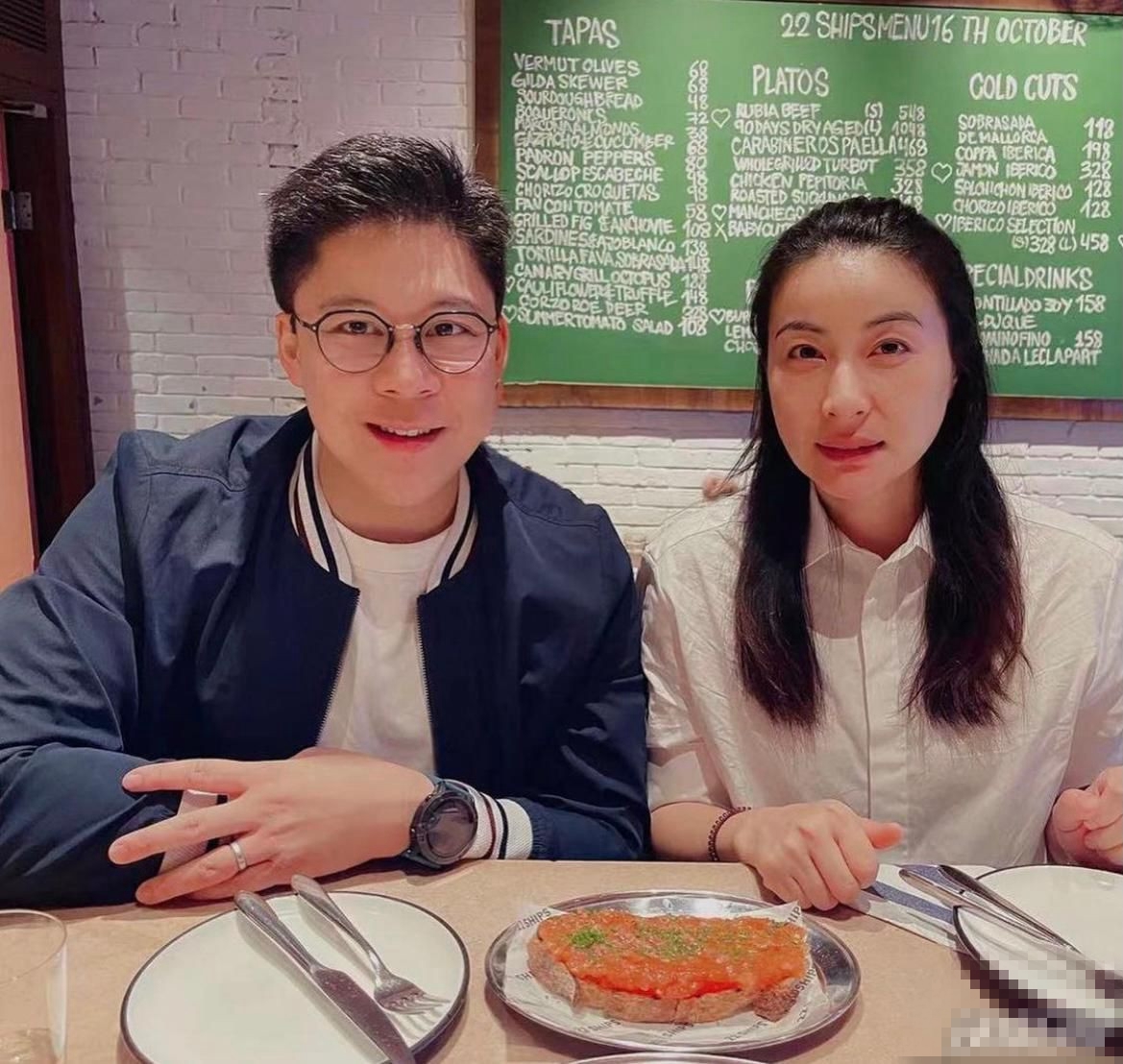 |霍启刚送花为晶晶庆祝母亲节,三个孩子围着妈妈递礼物,幸福洋溢