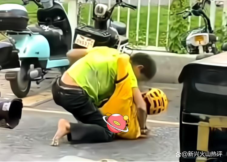 浙江两名外卖小哥当街扭打,一个公主抱化解矛盾,真是不打不相识