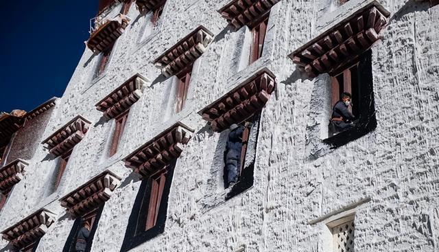 布达拉宫|布达拉宫不允许拍照，内部照片意外流传！最大的惊喜是厕所！