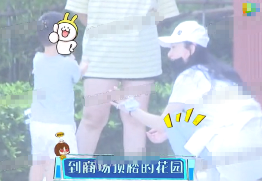 冯绍峰|冯绍峰携儿子聚餐，包子脸、招风耳神似颖宝，被助理抱着不哭不闹