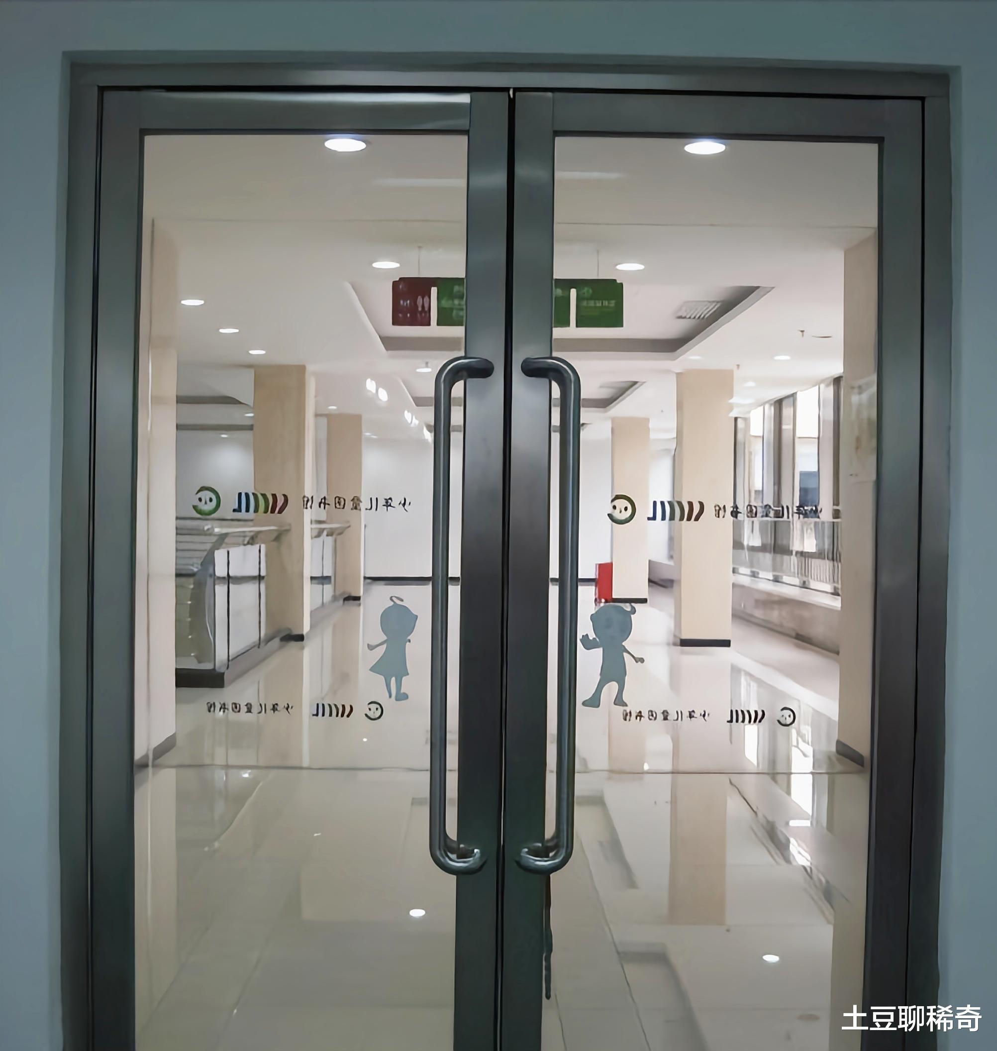 老汉一头撞上蛋糕店的玻璃门,一纸诉状将店家告上法庭,索赔9万元!谁让你们的玻璃门那么透明