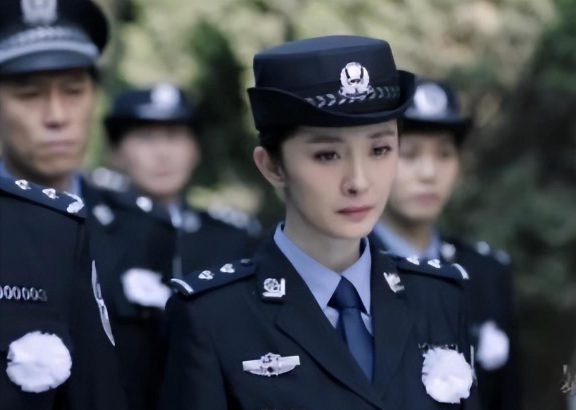 同样是“女警照”,把颜丙燕和杨幂等人放在一起看,差别就出来了