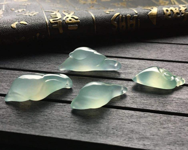 翡翠|随形翡翠是边角料，压根不值钱？殊不知它的价值在于不可复制