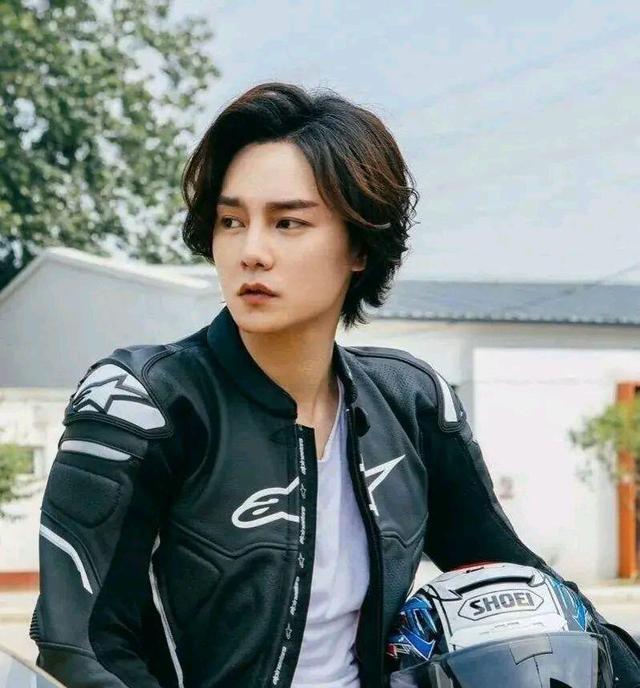 关晓彤|尹正的祝福太有心了?关晓彤工作照被狂点赞?靳东真的生气了?