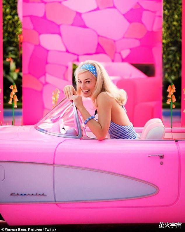 电影 41岁“高司令”成真人男芭比,头发染白胸肌光滑,太意外引发热议