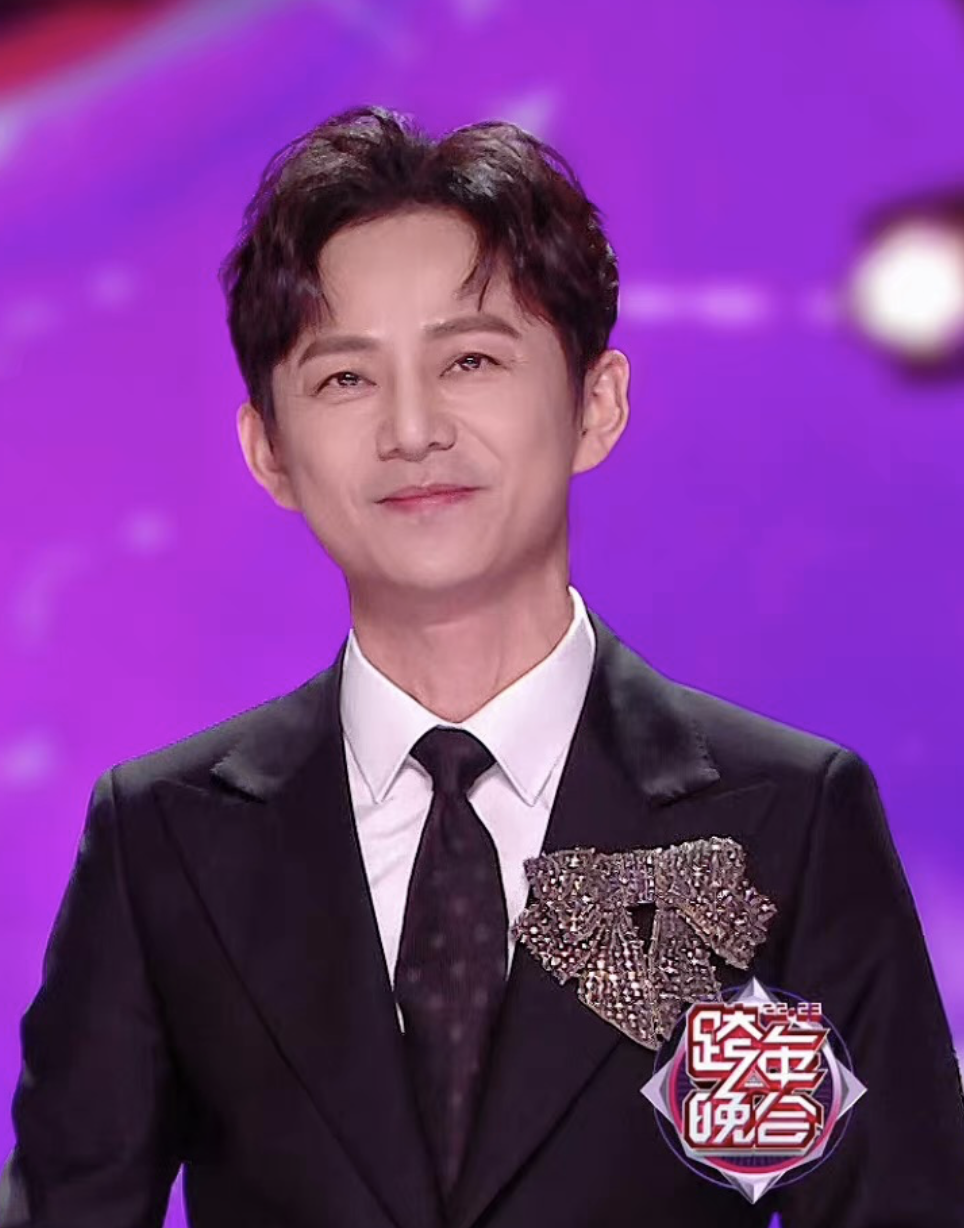 何炅|网传何炅父母离开,谢娜用特殊的方式安慰!快乐家族跨年又留遗憾