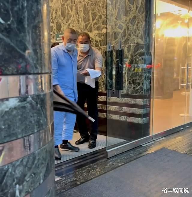 刘銮雄|刘銮雄甘比夫妇外出！三个保镖备白毛巾侍候，因有洁癖不让直接碰
