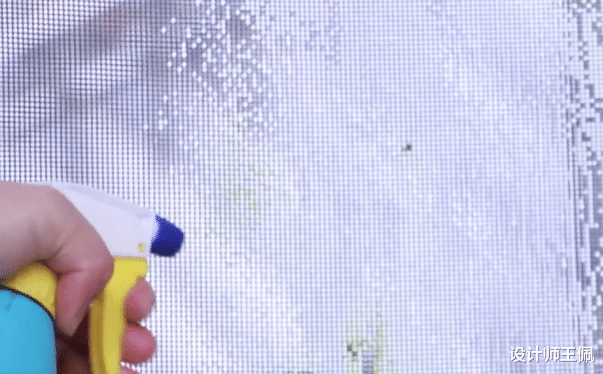 才知道,洗纱窗可以不用拆不用卸,喷一喷,灰尘自己往下掉