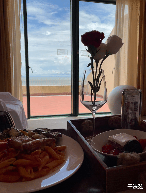 熊黛林|41岁熊黛林挑眉尽显妩媚，浴袍开叉秀长腿，称“幻想”自己在度假