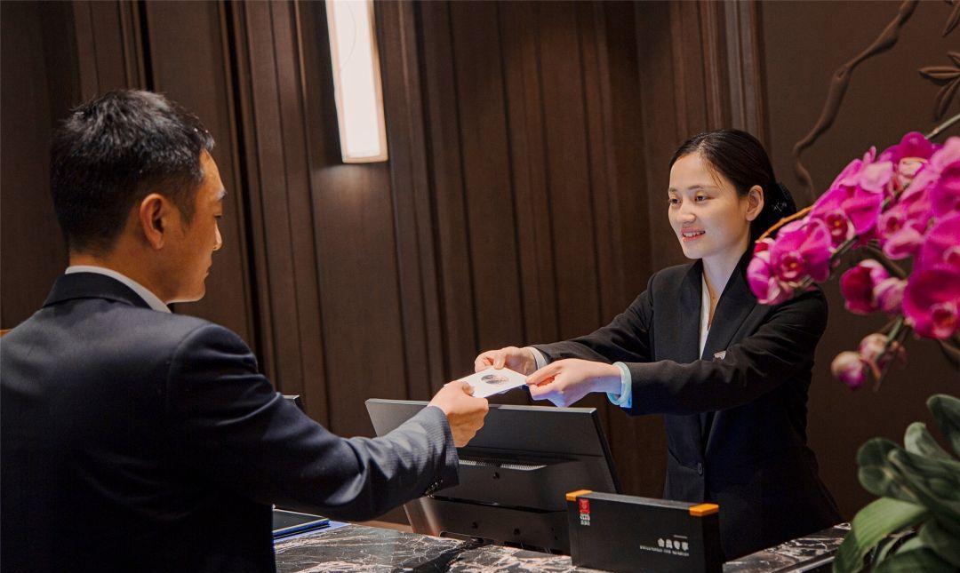 异性开房不是夫妻，而且只登记了一人信息，被查到会怎么样？