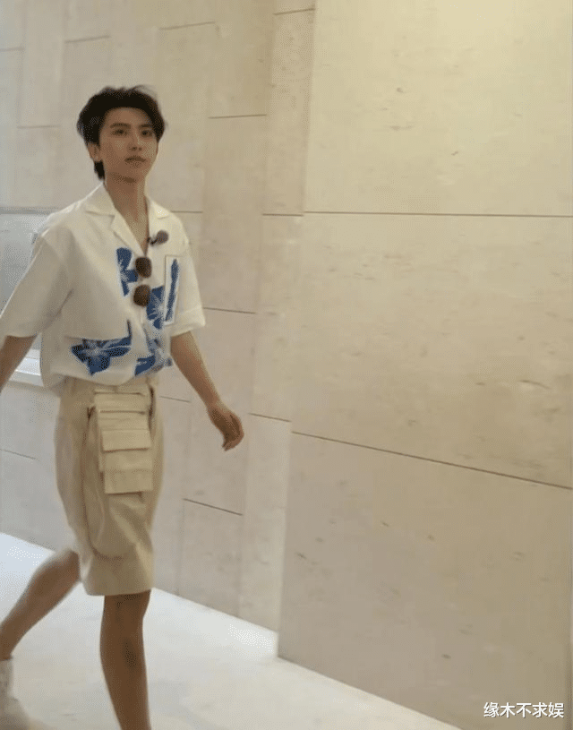 蔡徐坤|184cm的蔡徐坤现实中长啥样？看到生图，网友：生图令人意外