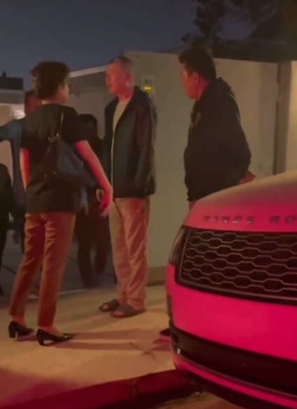 冯小刚|曝冯小刚夫妇定居美国，徐帆豪宅门口热情送客