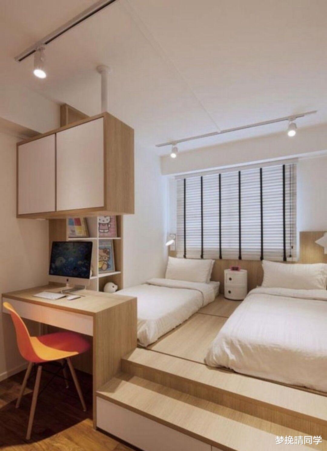 一体式榻榻米书桌不靠墙,挨着床沿打一排,空间比原来还宽敞