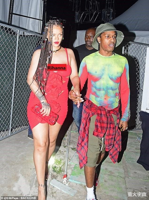 蕾哈娜|蕾哈娜回老家，红裙惹眼却需用包遮腿，150斤的身板比男友显壮硕